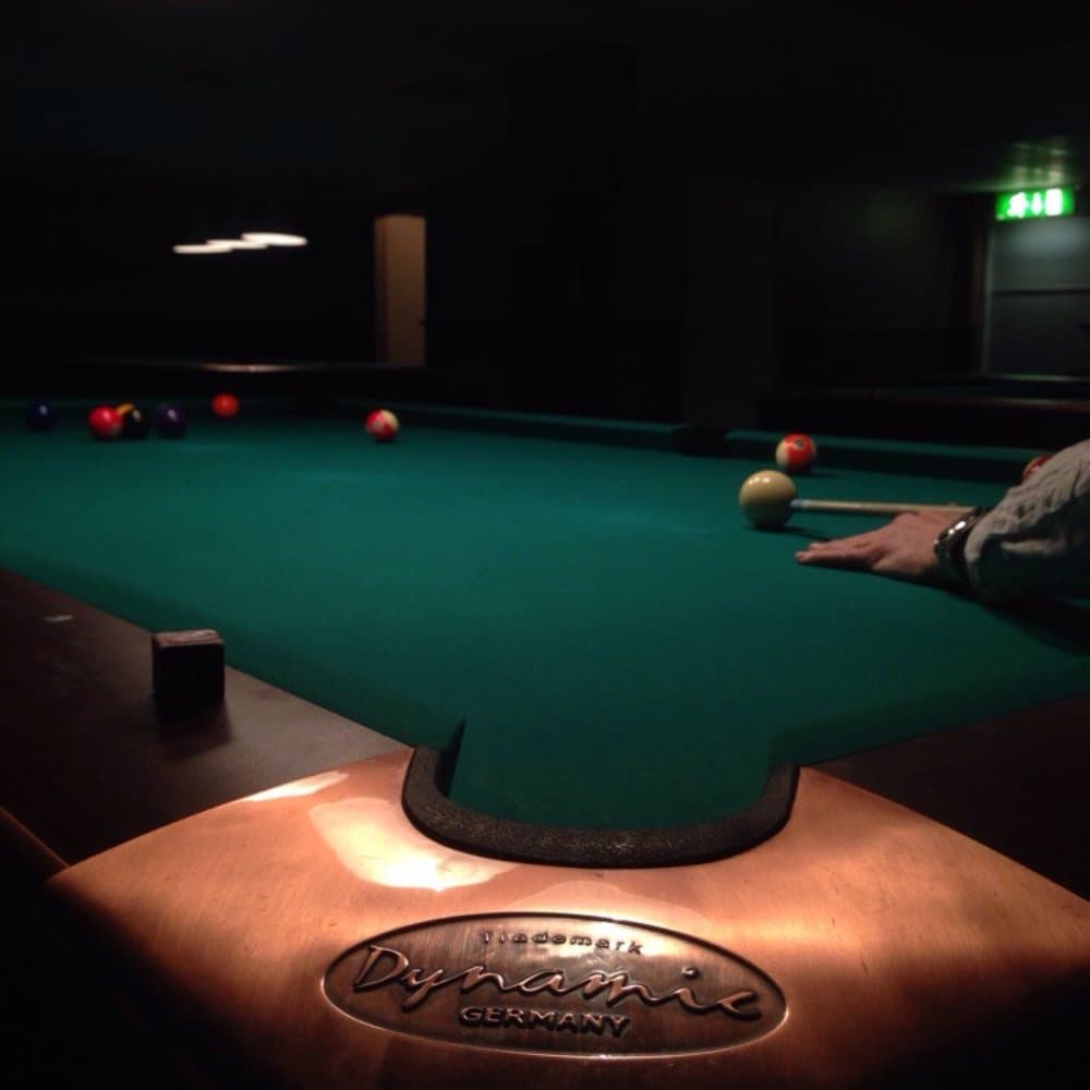 Set de bolas de billar Aramith profesionales sobre pizarra de tres piezas