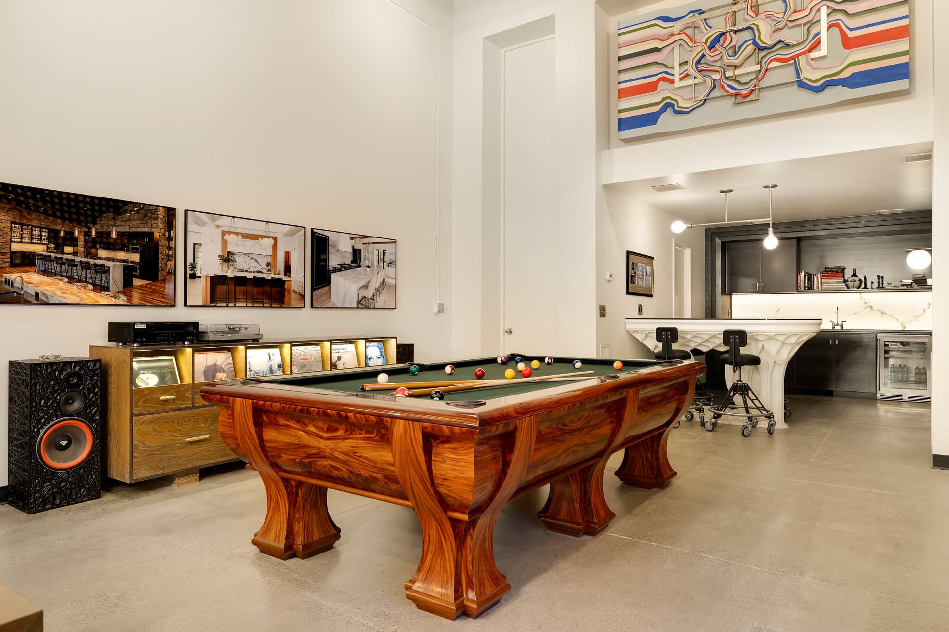 Sala de juegos con mesa de pool americana Brunswick importada de 8 pies